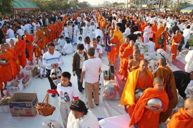 birçok kişi yiyecek ve içecek sadaka için Aralık 30,2012 içinde chiang mai, Tayland tarihinde 12,999 Budist rahipler için vermek.