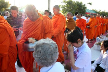 birçok kişi yiyecek ve içecek sadaka için Aralık 30,2012 içinde chiang mai, Tayland tarihinde 12,999 Budist rahipler için vermek.