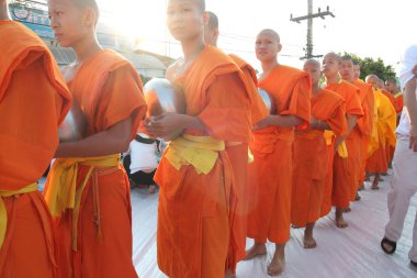 birçok kişi yiyecek ve içecek sadaka için Aralık 30,2012 içinde chiang mai, Tayland tarihinde 12,999 Budist rahipler için vermek.