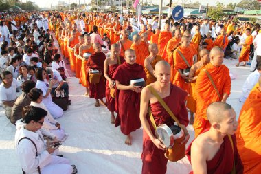 birçok kişi yiyecek ve içecek sadaka için Aralık 30,2012 içinde chiang mai, Tayland tarihinde 12,999 Budist rahipler için vermek.