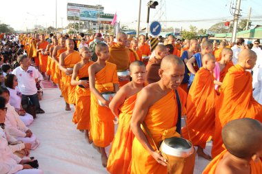 birçok kişi yiyecek ve içecek sadaka için Aralık 30,2012 içinde chiang mai, Tayland tarihinde 12,999 Budist rahipler için vermek.