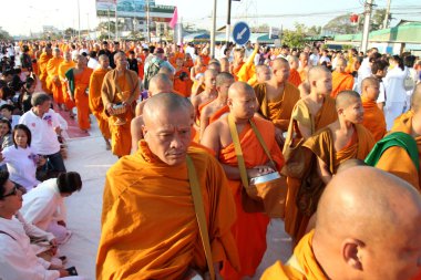 birçok kişi yiyecek ve içecek sadaka için Aralık 30,2012 içinde chiang mai, Tayland tarihinde 12,999 Budist rahipler için vermek.