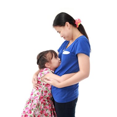 mutlu kızı ve onun annesi izole beyaz backgro portresi