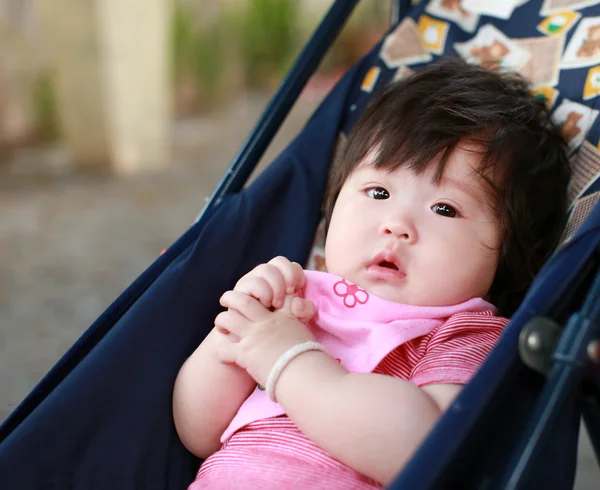 Nyfödd baby flicka på barnvagn — Stockfoto