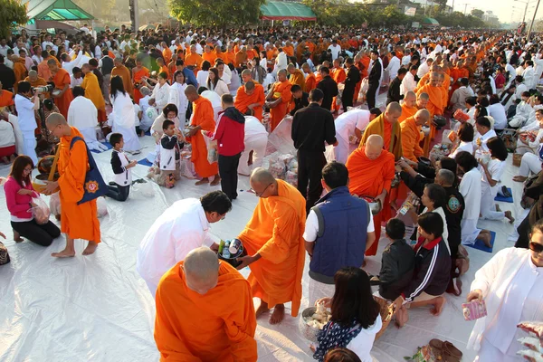 Beaucoup de gens donnent de la nourriture et des boissons pour l'aumône à 12,999 moines bouddhistes sur Décembre 30,2012 à Chiang mai, Thaïlande . — Photo