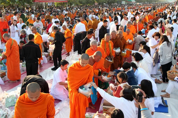 Beaucoup de gens donnent de la nourriture et des boissons pour l'aumône à 12,999 moines bouddhistes sur Décembre 30,2012 à Chiang mai, Thaïlande . — Photo