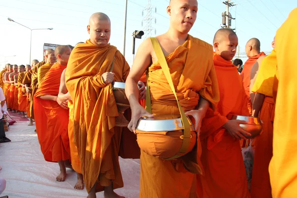 Beaucoup de gens donnent de la nourriture et des boissons pour l'aumône à 12,999 moines bouddhistes sur Décembre 30,2012 à Chiang mai, Thaïlande . — Photo