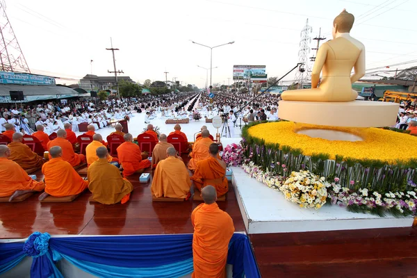 Am 30. Dezember 2012 spenden 12.999 buddhistische Mönche Essen und Trinken für Almosen — Stockfoto