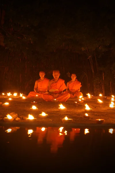 CHIANGMAI, THAILAND - OKTOOBER 25: Thailandsk folk flydende lampe - Stock-foto