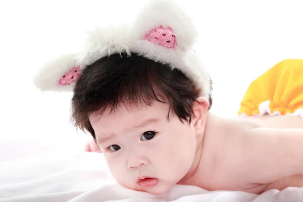 Чарівна новонароджена дитина ізольований білий фон — стокове фото