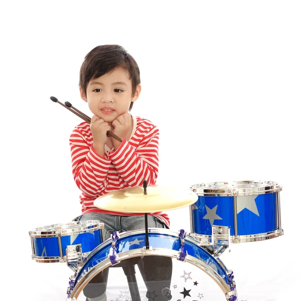 Asiatique jeune garçon jouer du tambour bleu sur fond blanc — Photo