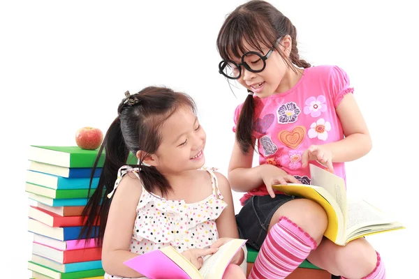 Счастливая студентка маленькая девочка, читающая книгу — стоковое фото