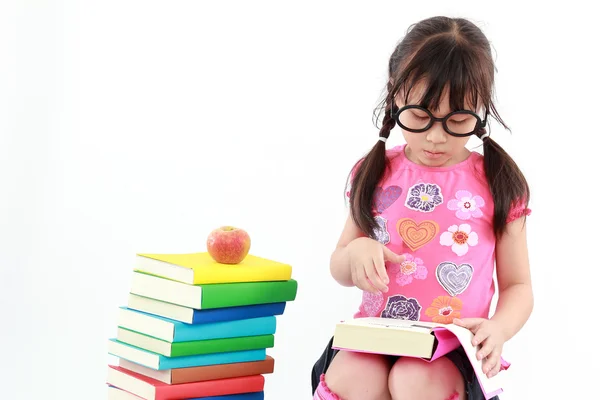 Glad student lilla flickan läsa boken — Stockfoto