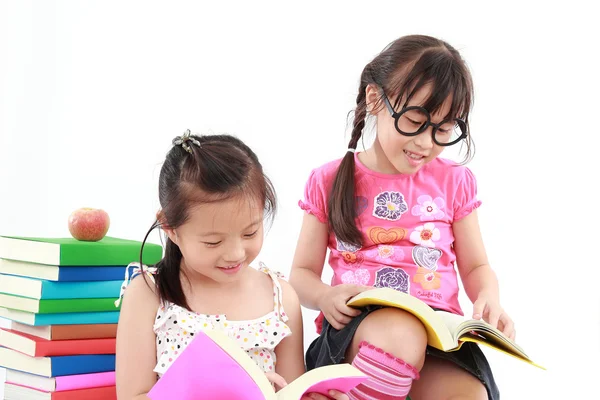 Estudiante feliz niña leyendo el libro — Foto de Stock