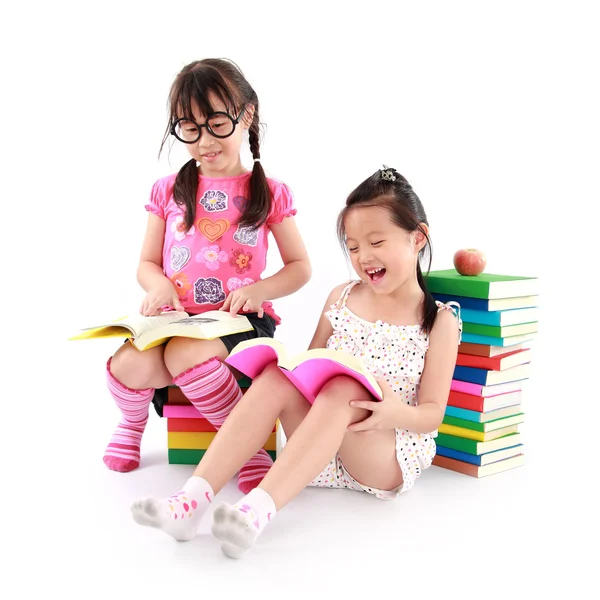 快乐的学生读的书的小女孩 — 图库照片