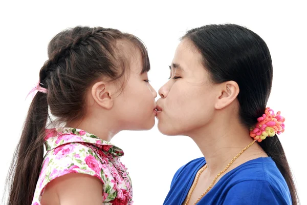 Close-up de afetuosa mãe e filha no fundo isolado branco — Fotografia de Stock