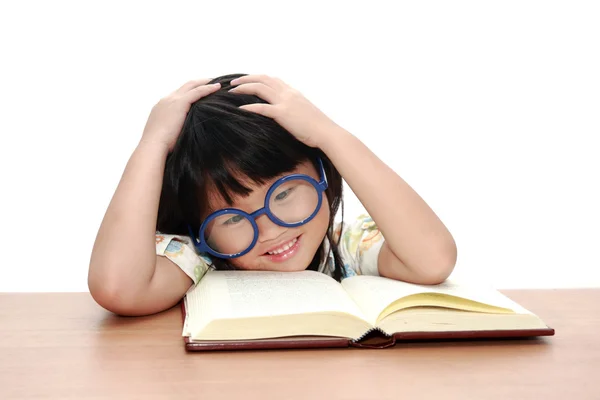 Boldog kis-ázsiai lány egy könyvet olvas — Stock Fotó