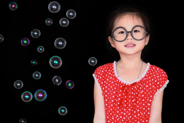 Happy girl spela med såpbubblor — Stockfoto