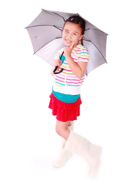 Улыбающаяся маленькая девочка с зонтиком и сапогами на белом фоне — стоковое фото