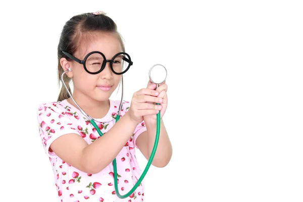 Petite fille avec stéthoscope isolé fond blanc — Photo