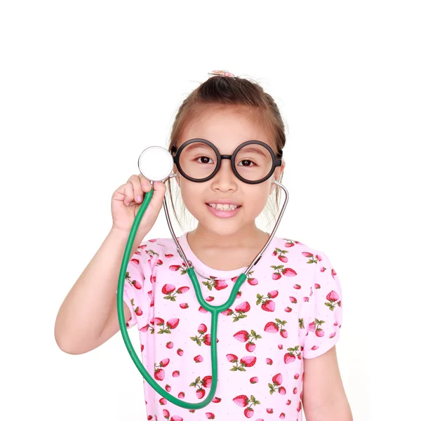 Petite fille avec stéthoscope isolé fond blanc — Photo
