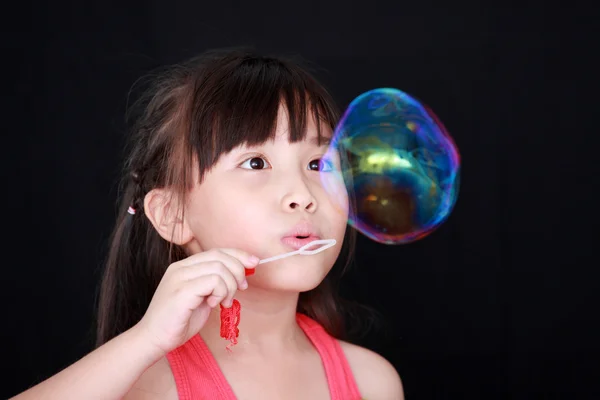 石鹸の泡は分離された黒の背景と幸せな少女再生 — ストック写真