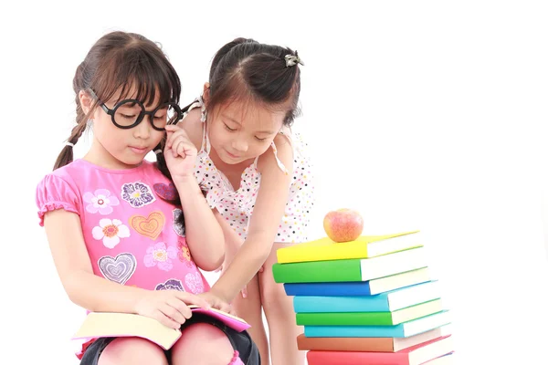 Estudiante poco asiático chica leyendo el libro — Foto de Stock