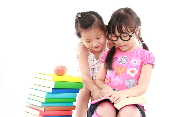 Estudiante poco asiático chica leyendo el libro — Foto de Stock