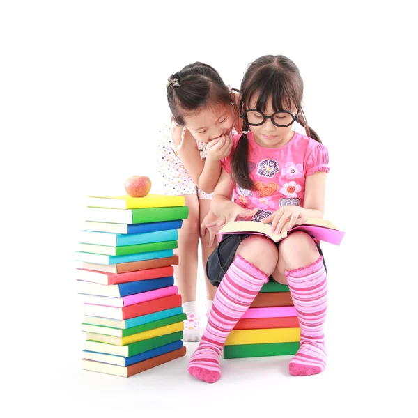 Student liten asiatisk tjej läser boken — Stockfoto