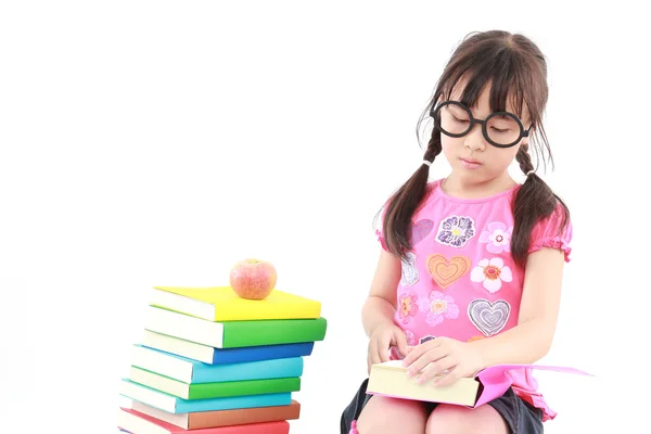 Estudiante poco asiático chica leyendo el libro — Foto de Stock