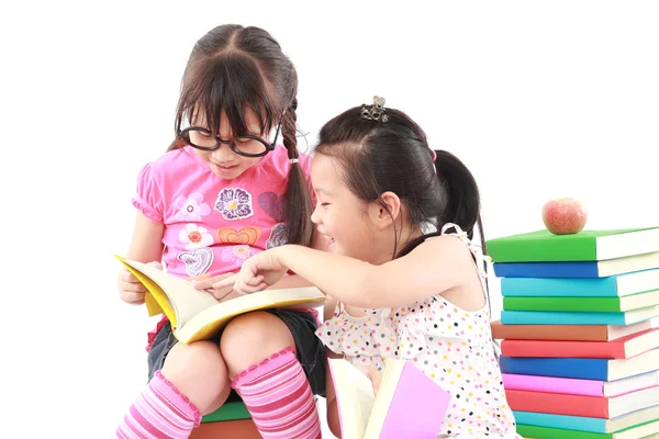 Estudiante poco asiático chica leyendo el libro — Foto de Stock