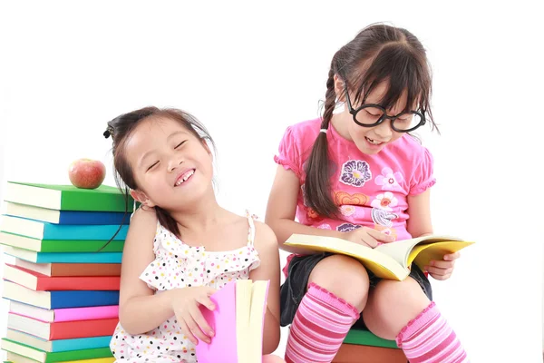 Estudante pouco asiático menina ler o livro — Fotografia de Stock