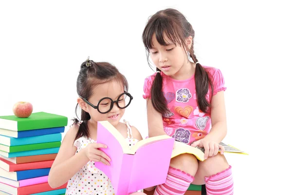 Estudiante poco asiático chica leyendo el libro — Foto de Stock