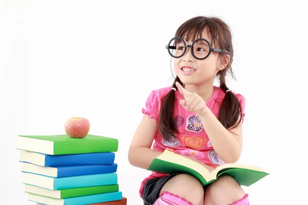 学生は本を読んで小さなアジアの女の子 — ストック写真