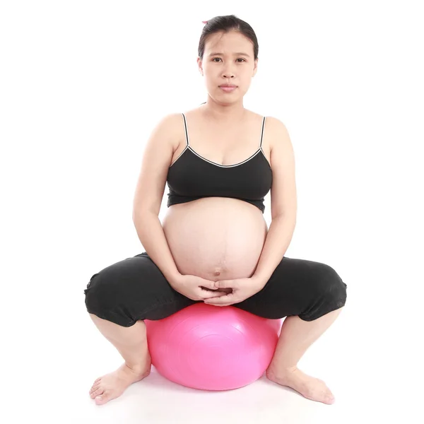 Femme enceinte faisant de l'exercice avec bulle isolée sur fond blanc — Photo