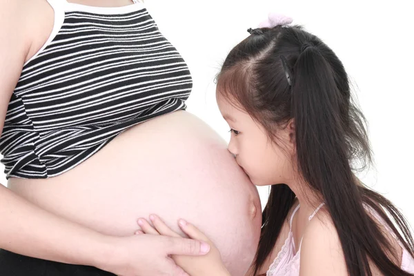 Mujer embarazada hermosa y su hija —  Fotos de Stock
