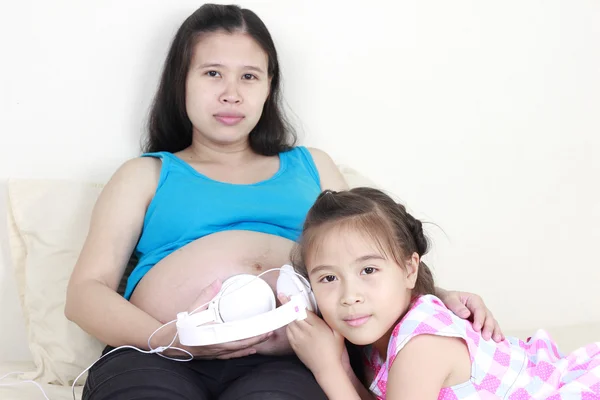 Schöne schwangere Frau und ihre Tochter — Stockfoto