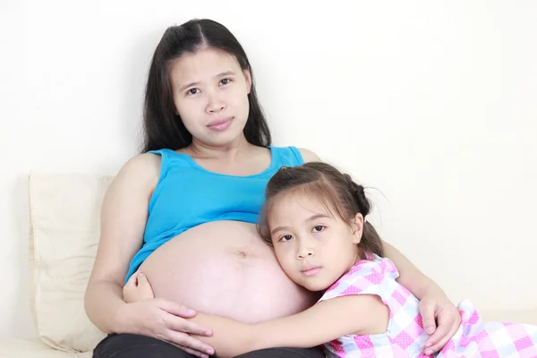 Mooie zwangere vrouw en haar dochter — Stockfoto