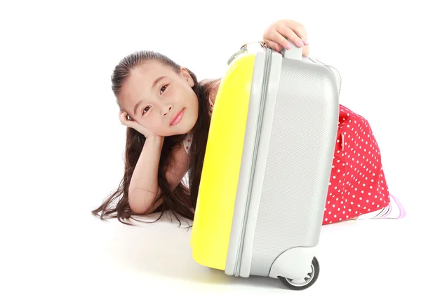 白い背景で隔離のスーツケースを持つ若い旅行者少女 — ストック写真