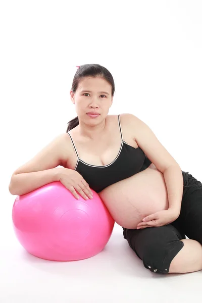 Femme enceinte faisant de l'exercice avec bulle isolée sur fond blanc — Photo