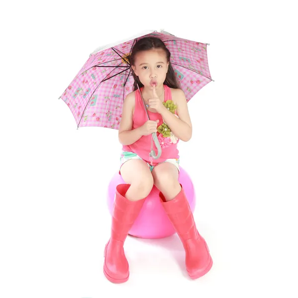 Sorrindo menina com guarda-chuva e botas no fundo branco — Fotografia de Stock