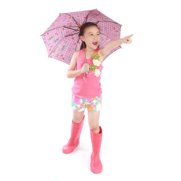 Niña sonriente con paraguas y botas sobre fondo blanco — Foto de Stock