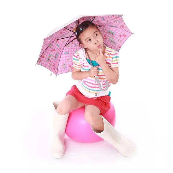 Petite fille souriante avec parapluie et bottes sur fond blanc — Photo