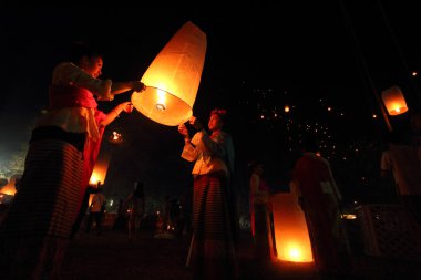 Tanımlanamayan güzel Taylandlı kız lamba san-sin-tin-tra-karn Festivali yüzer