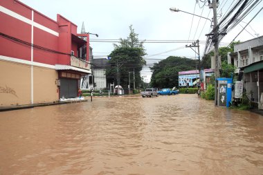chiangmai city.flooding bina yakınındaki ping nehir sel