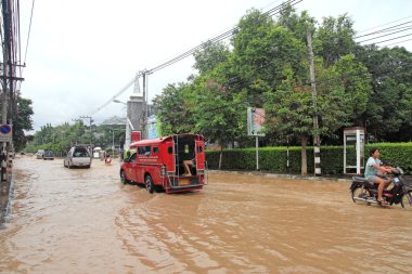 chiangmai city.flooding bina yakınındaki ping nehir sel