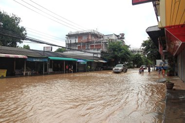 chiangmai city.flooding bina yakınındaki ping nehir sel