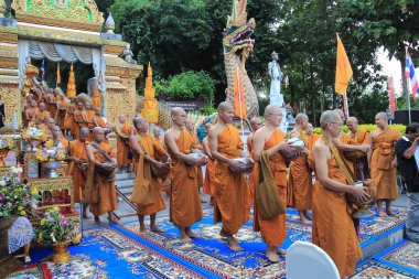 Tak yarasa devo festivaller, Budist rahipler satır.