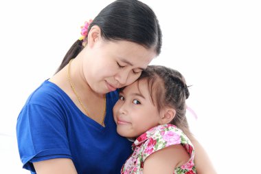 sevgi dolu anne ve kızı beyaz izole arka planda yakın çekim