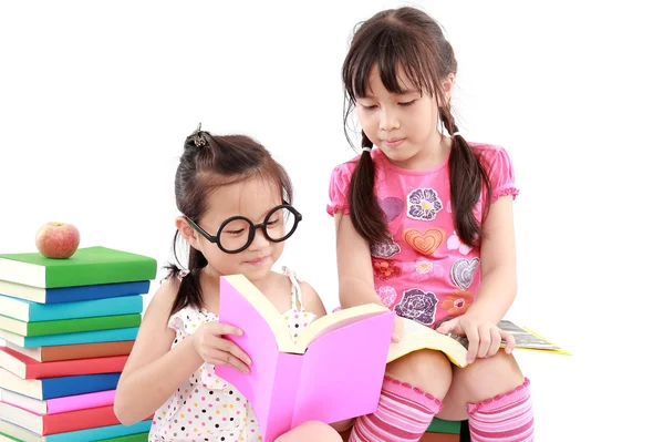 学生读一本书的小亚洲女孩 — 图库照片